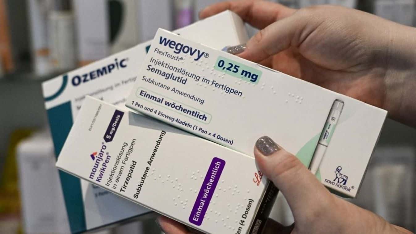 Wegovy vagy Ozempic injekciós doboz kézben tartva