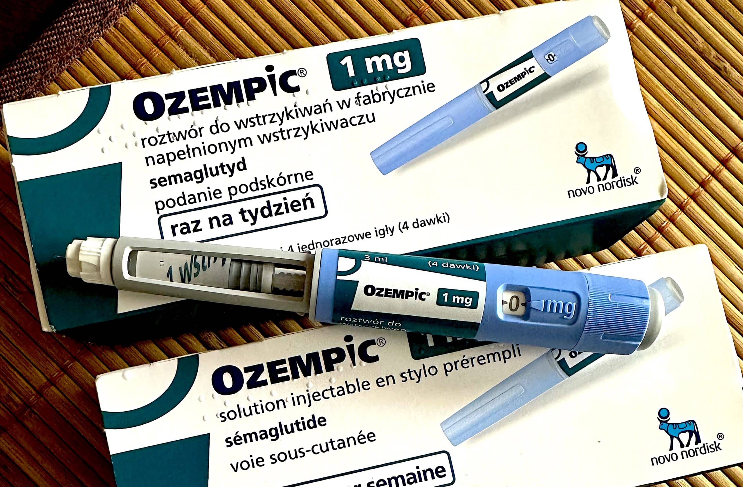 Ozempic 1 mg ára – injekciós toll dobozon fekve több nyelvű csomagolással