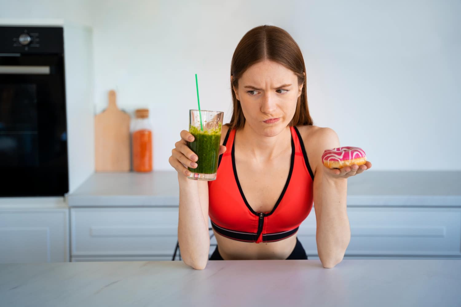 Fiatal nő kezében smoothie és fánk, döntés előtt – Retatrutide rendelés támogatásával