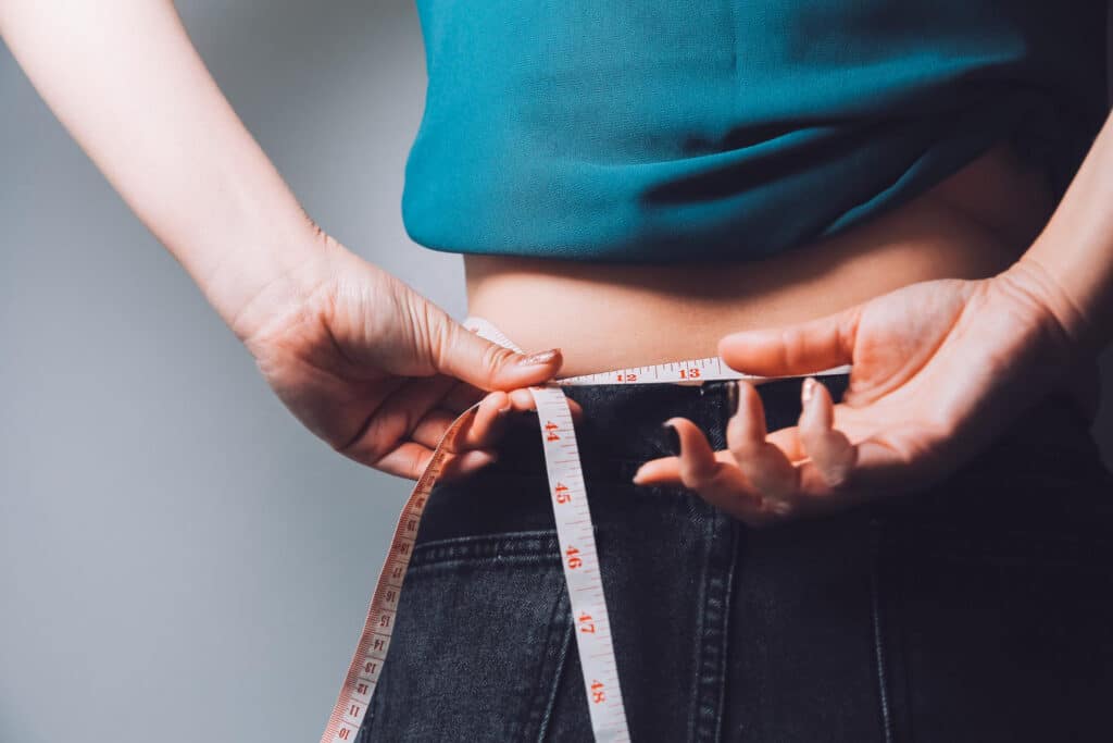 Nő derékmérést végez a phentermine rendelés utáni fogyás nyomon követésére