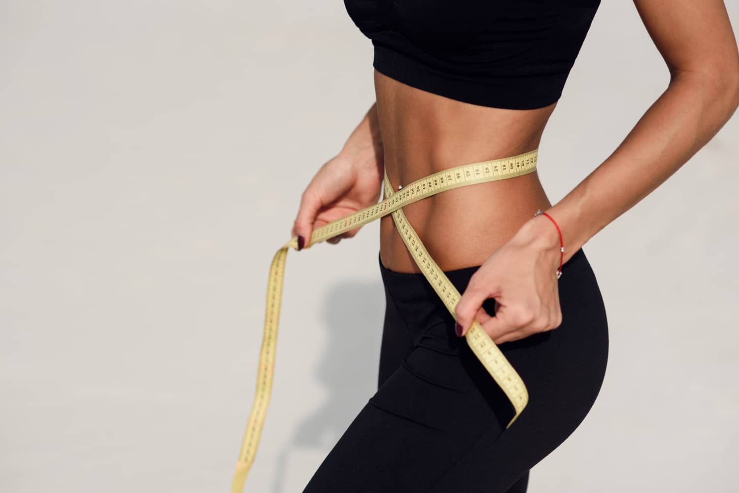 Sportos nő méri a derekát Sibutramine rendelés után – hatékony zsírégetés