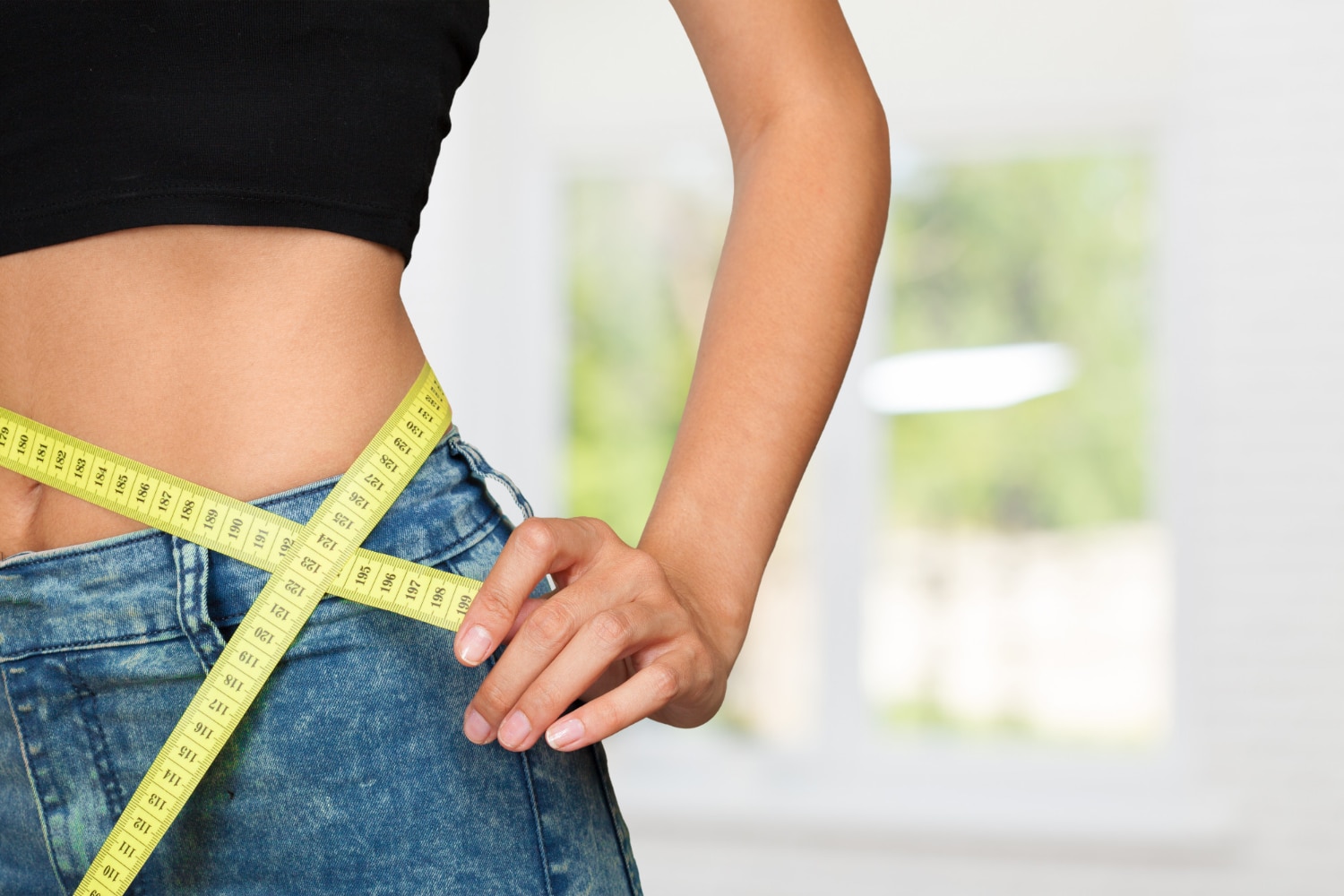 Fogyókúrás injekció használata után csökkenő derékbőség mérőszalaggal mérve